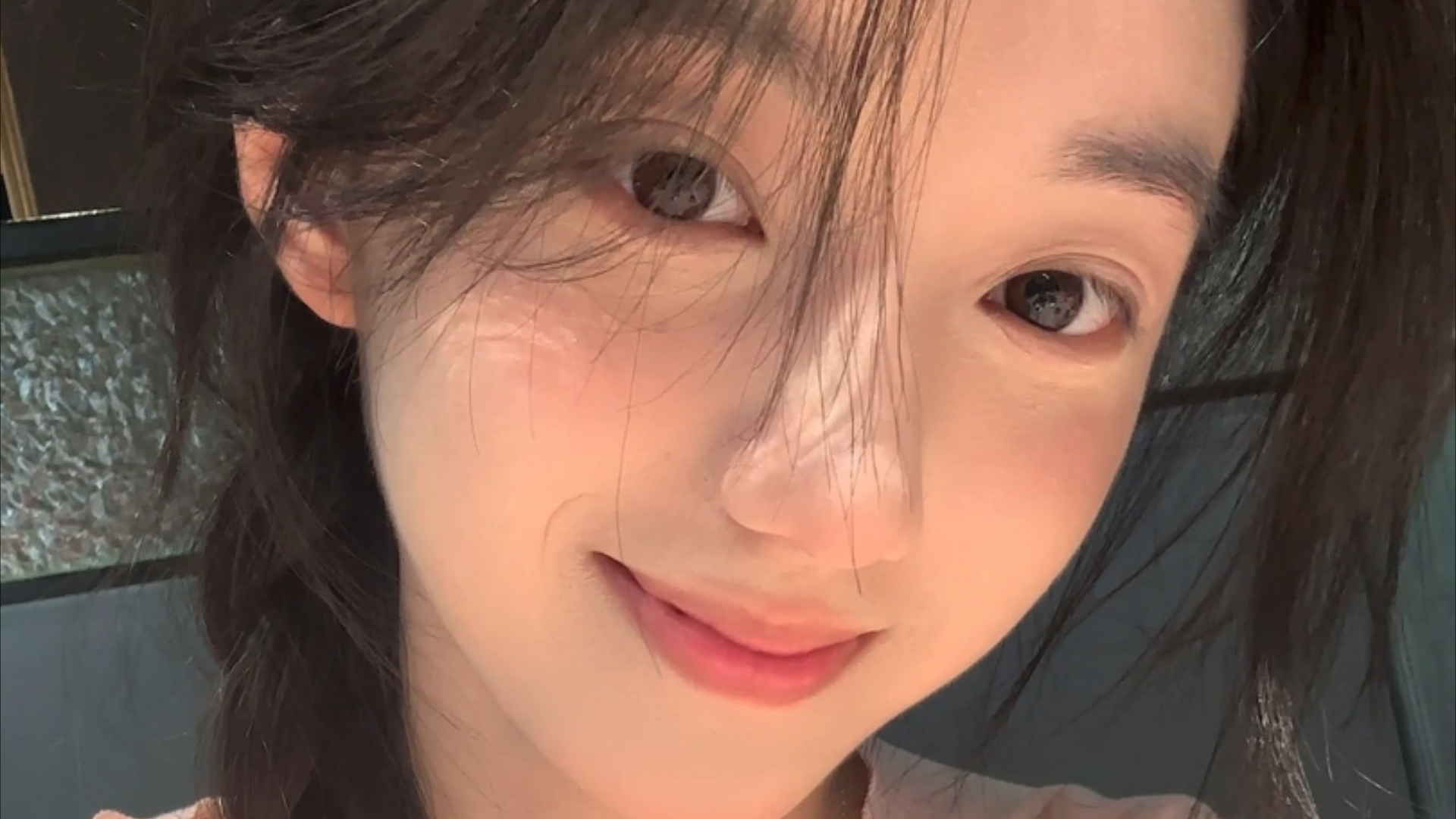 SUV悬在山坡两人危在旦夕 十几人拉绳作保险